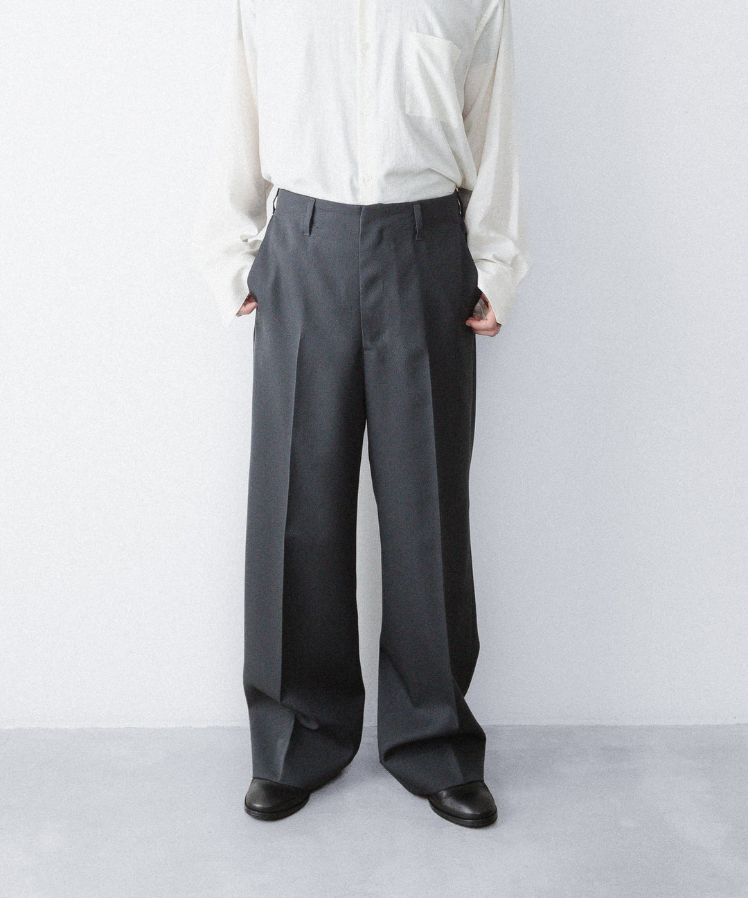 【ANTHEM A】WOOL GABARDINE BELTLESS TROUSERS - CHARCOAL