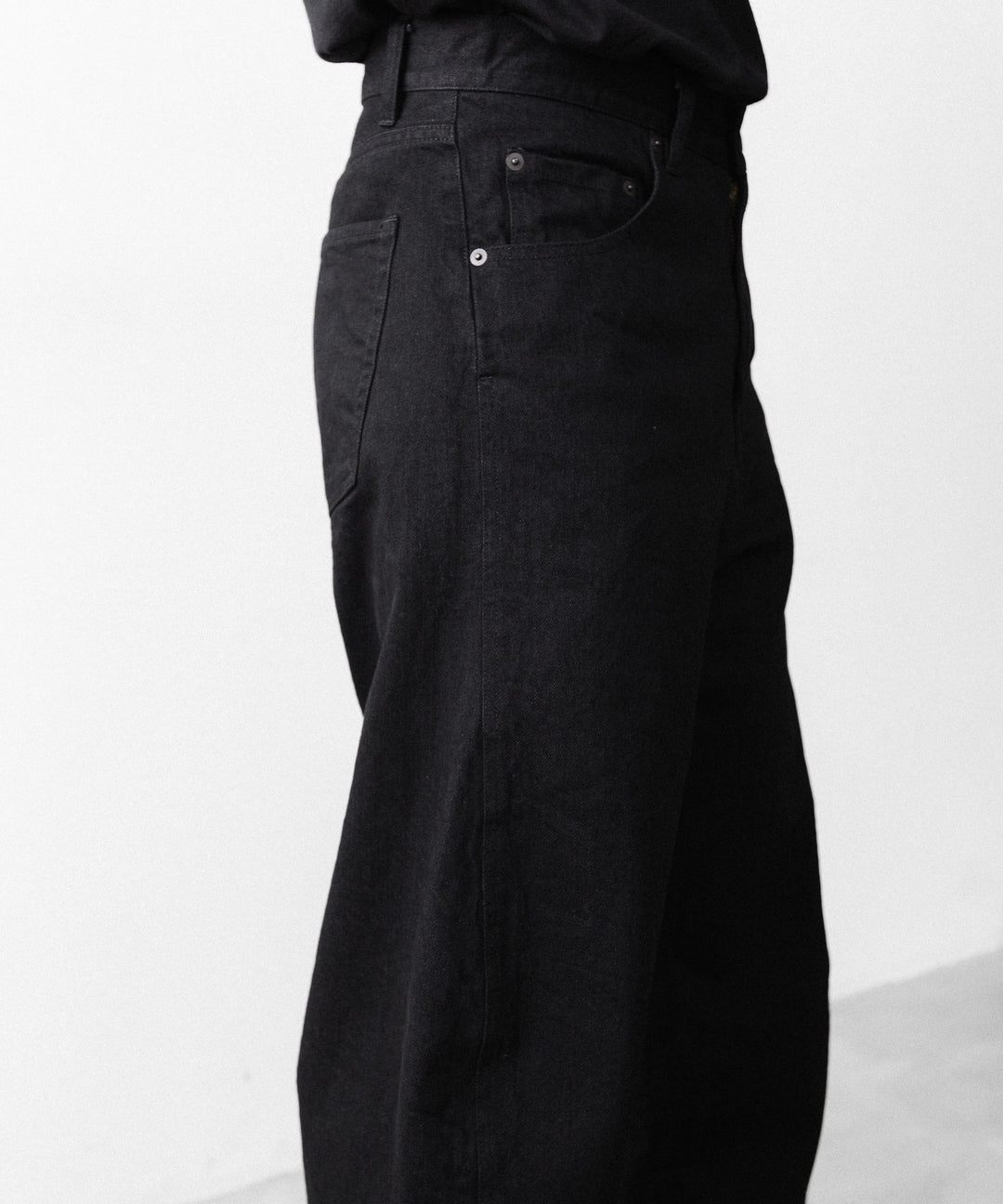 【ANTHEM A】TWIST LINE STRAIGHT JEANS - BLACK