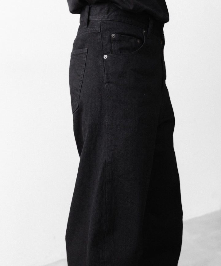 【ANTHEM A】TWIST LINE STRAIGHT JEANS - BLACK