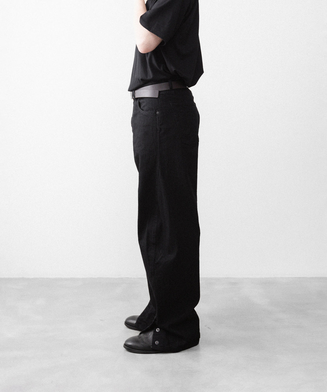 【ANTHEM A】TWIST LINE STRAIGHT JEANS - BLACK