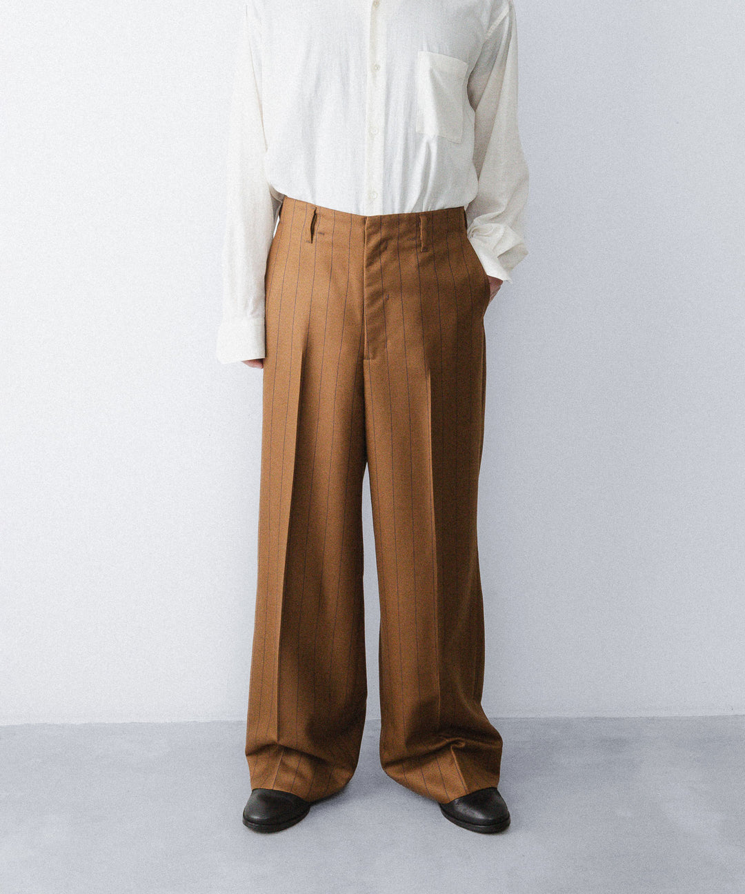 【ANTHEM A】WOOL SILK STRIPE BELTLESS TROUSERS - CAMEL