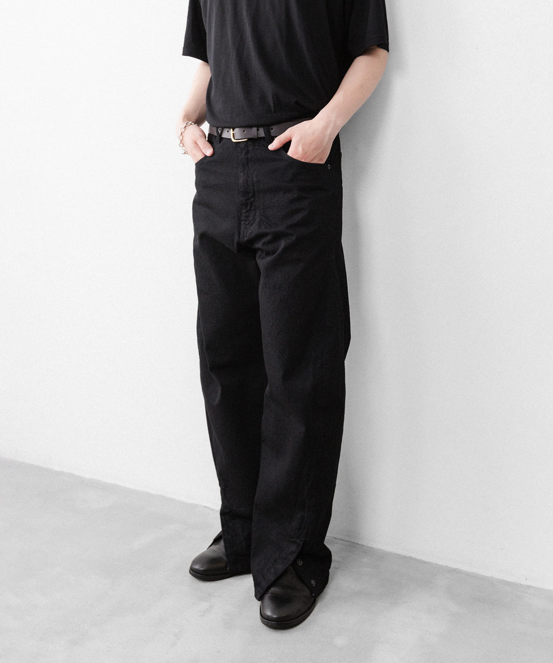 【ANTHEM A】TWIST LINE STRAIGHT JEANS - BLACK