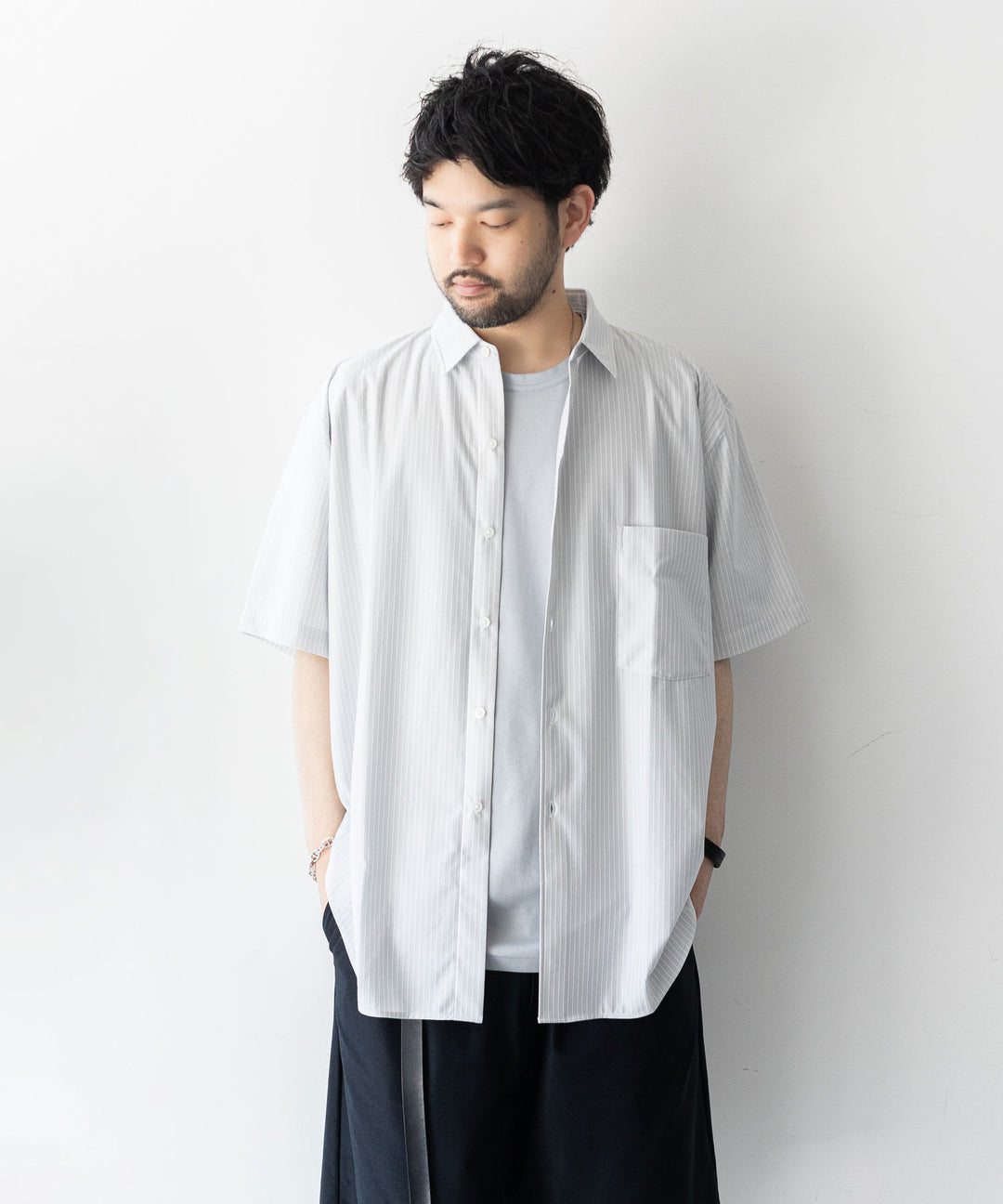 KANEMASA(カネマサ)の23SSコレクションのPENCIL STRIPE DRESS JERSEY SHORT SLEEVE SHIRTのLIGHT GRAY ×WHITE