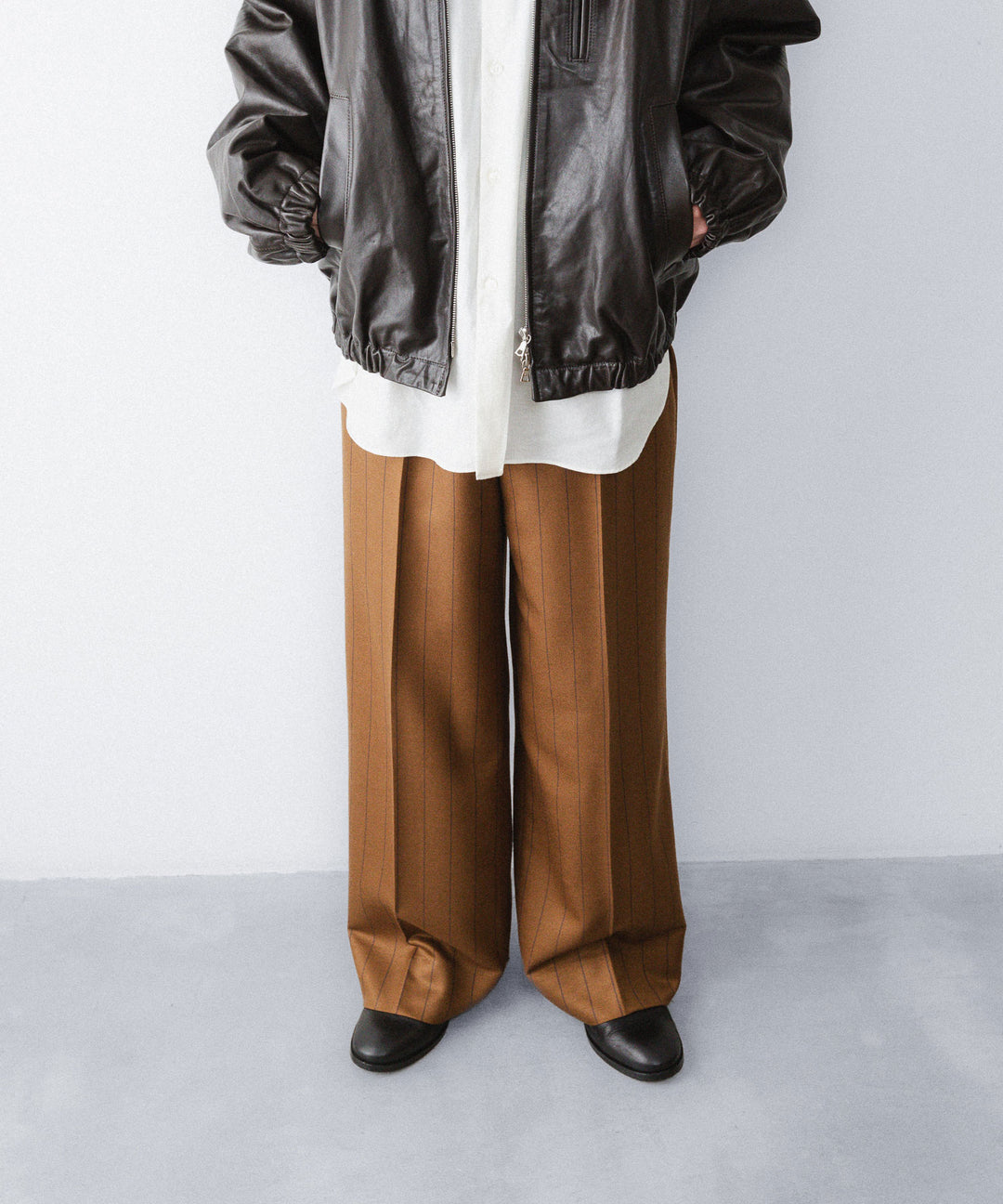 【ANTHEM A】WOOL SILK STRIPE BELTLESS TROUSERS - CAMEL