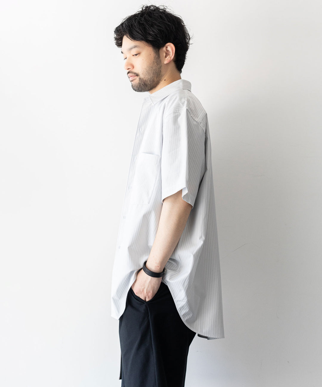 KANEMASA(カネマサ)の23SSコレクションのPENCIL STRIPE DRESS JERSEY SHORT SLEEVE SHIRTのLIGHT GRAY ×WHITE