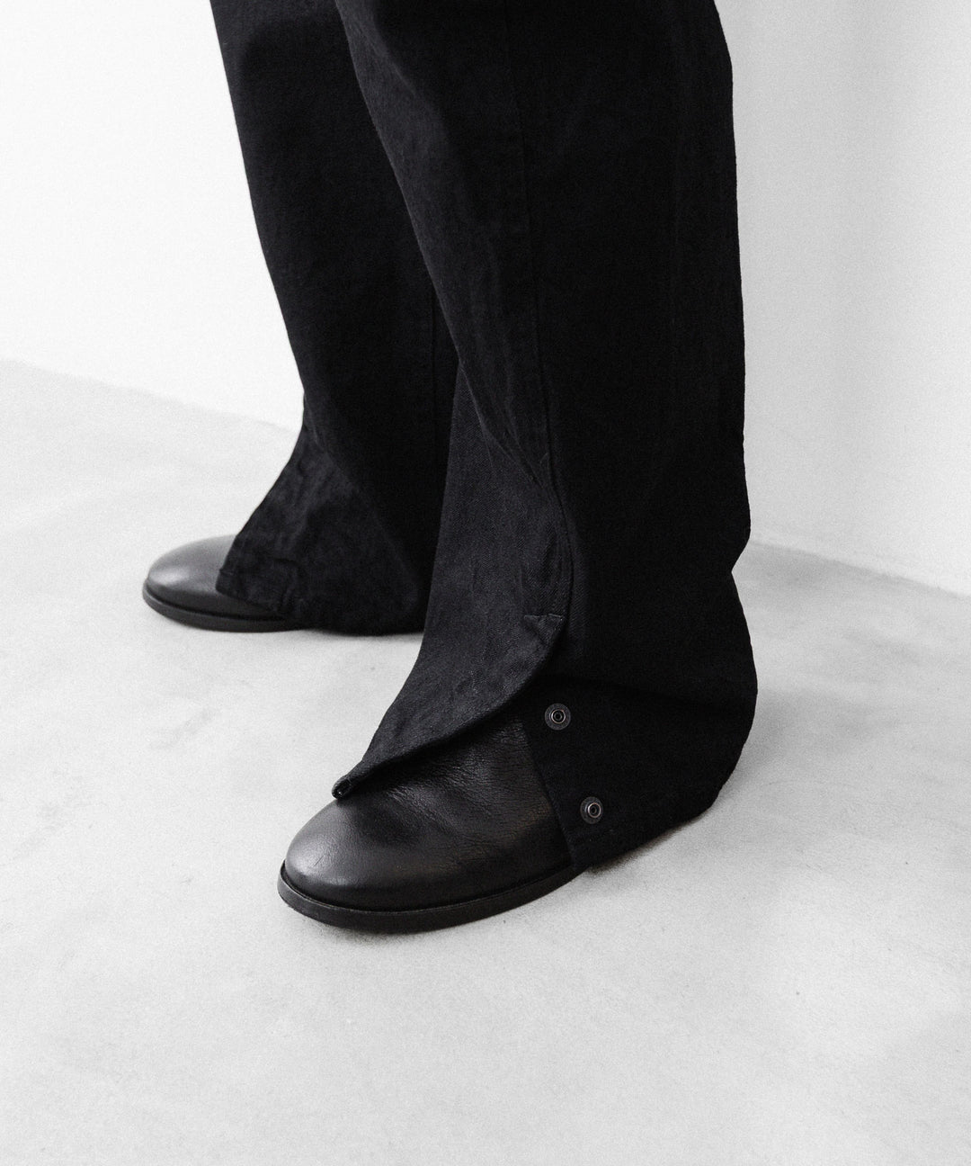 【ANTHEM A】TWIST LINE STRAIGHT JEANS - BLACK