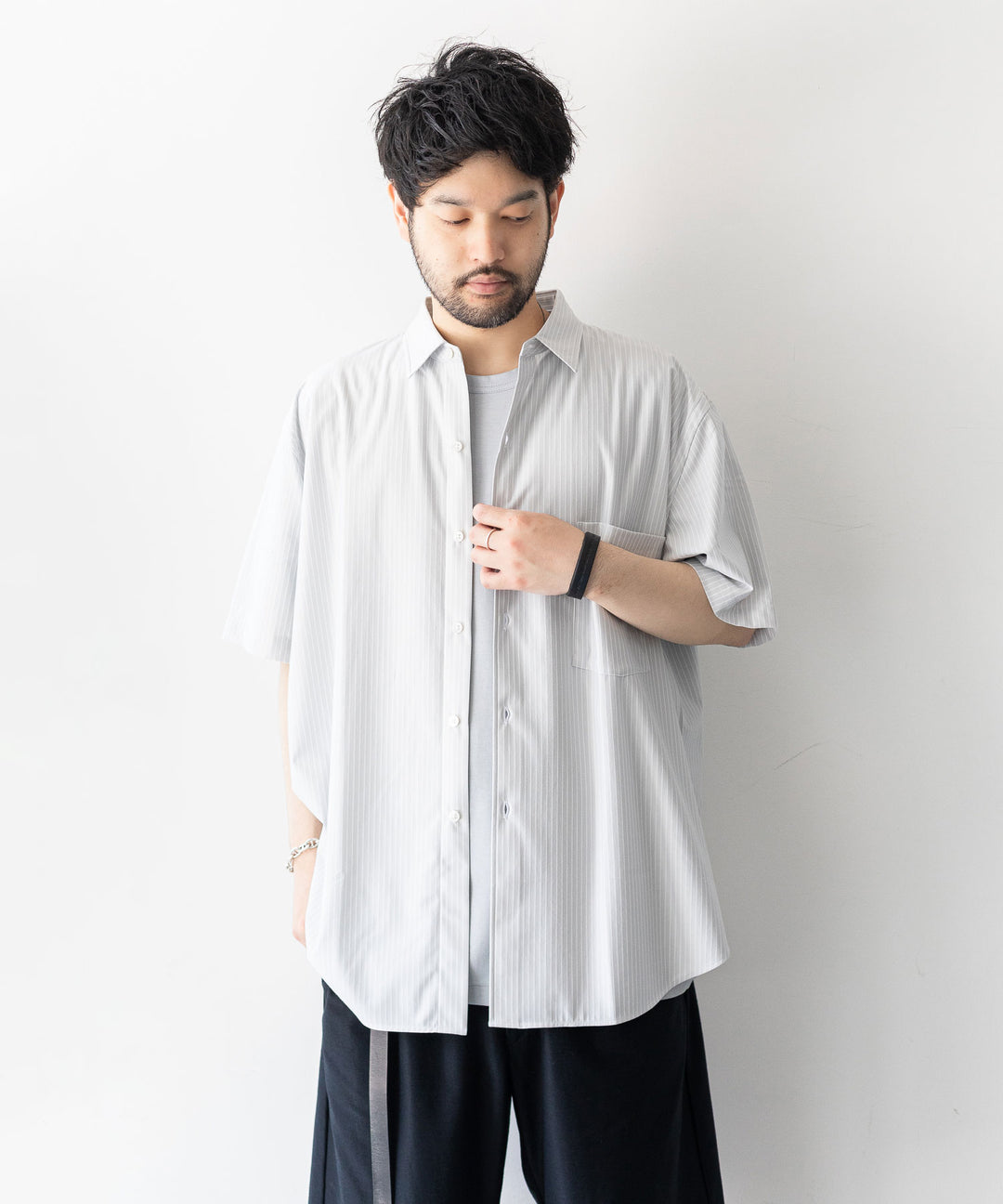 KANEMASA(カネマサ)の23SSコレクションのPENCIL STRIPE DRESS JERSEY SHORT SLEEVE SHIRTのLIGHT GRAY ×WHITE