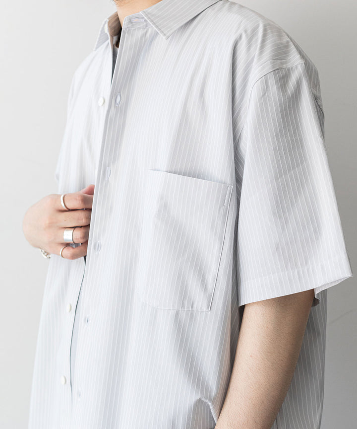 KANEMASA(カネマサ)の23SSコレクションのPENCIL STRIPE DRESS JERSEY SHORT SLEEVE SHIRTのLIGHT GRAY ×WHITE