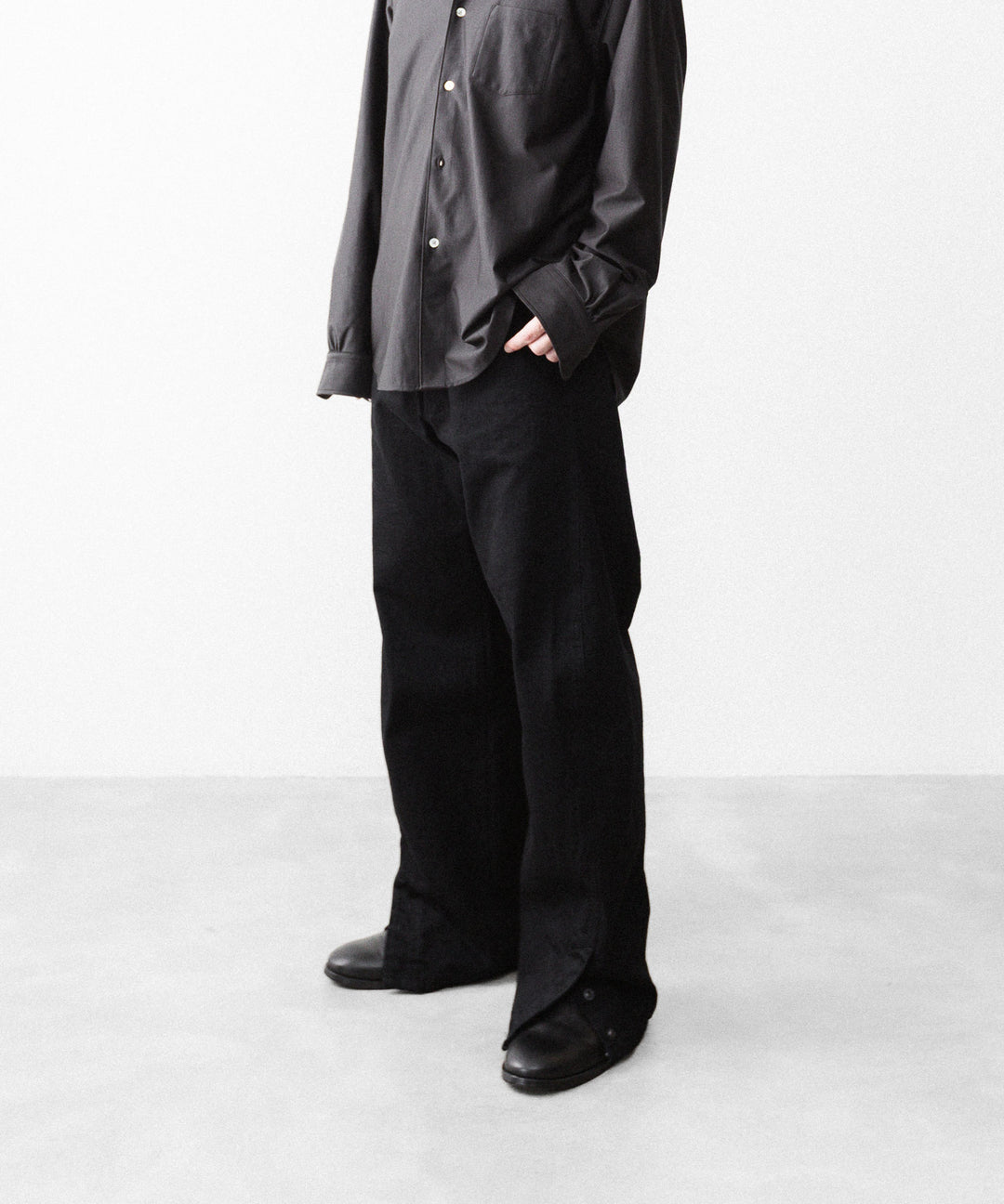 【ANTHEM A】TWIST LINE STRAIGHT JEANS - BLACK