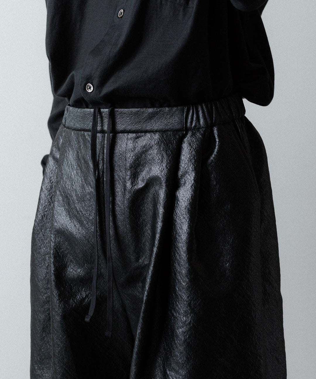 ANTHEM A-アンセムエーのLEATHER LIKE 2TUCK WIDE PANTSのBLACK公式通販サイトsession福岡セレクトショップ