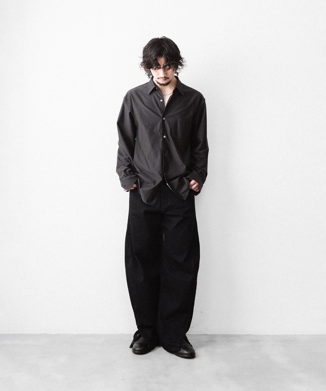 【ANTHEM A】TWIST LINE STRAIGHT JEANS - BLACK