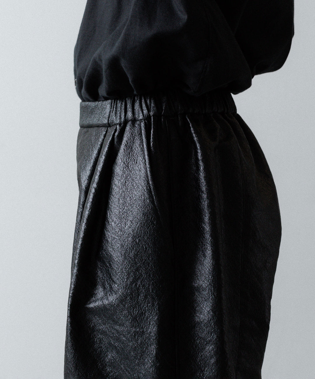 ANTHEM A-アンセムエーのLEATHER LIKE 2TUCK WIDE PANTSのBLACK公式通販サイトsession福岡セレクトショップ