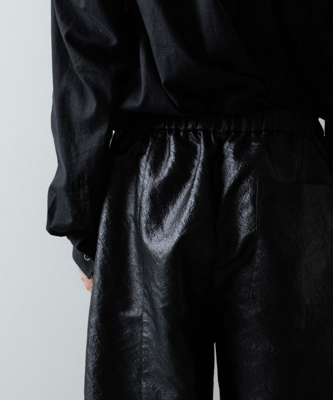 ANTHEM A-アンセムエーのLEATHER LIKE 2TUCK WIDE PANTSのBLACK公式通販サイトsession福岡セレクトショップ