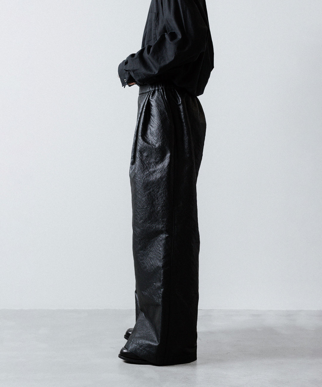 ANTHEM A-アンセムエーのLEATHER LIKE 2TUCK WIDE PANTSのBLACK公式通販サイトsession福岡セレクトショップ