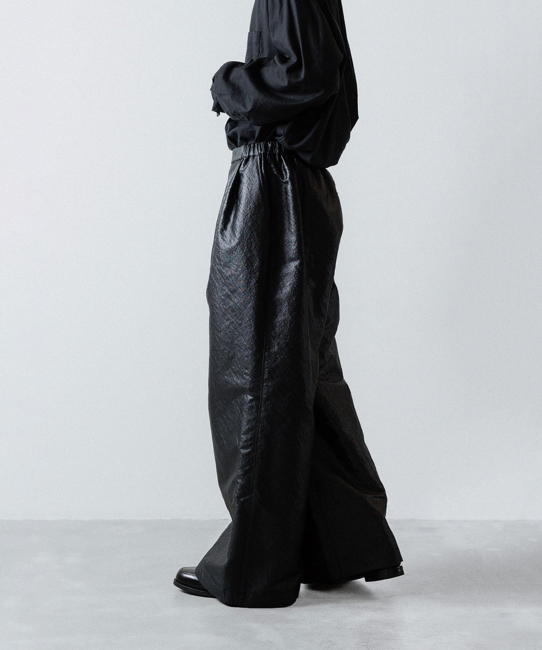ANTHEM A-アンセムエーのLEATHER LIKE 2TUCK WIDE PANTSのBLACK公式通販サイトsession福岡セレクトショップ