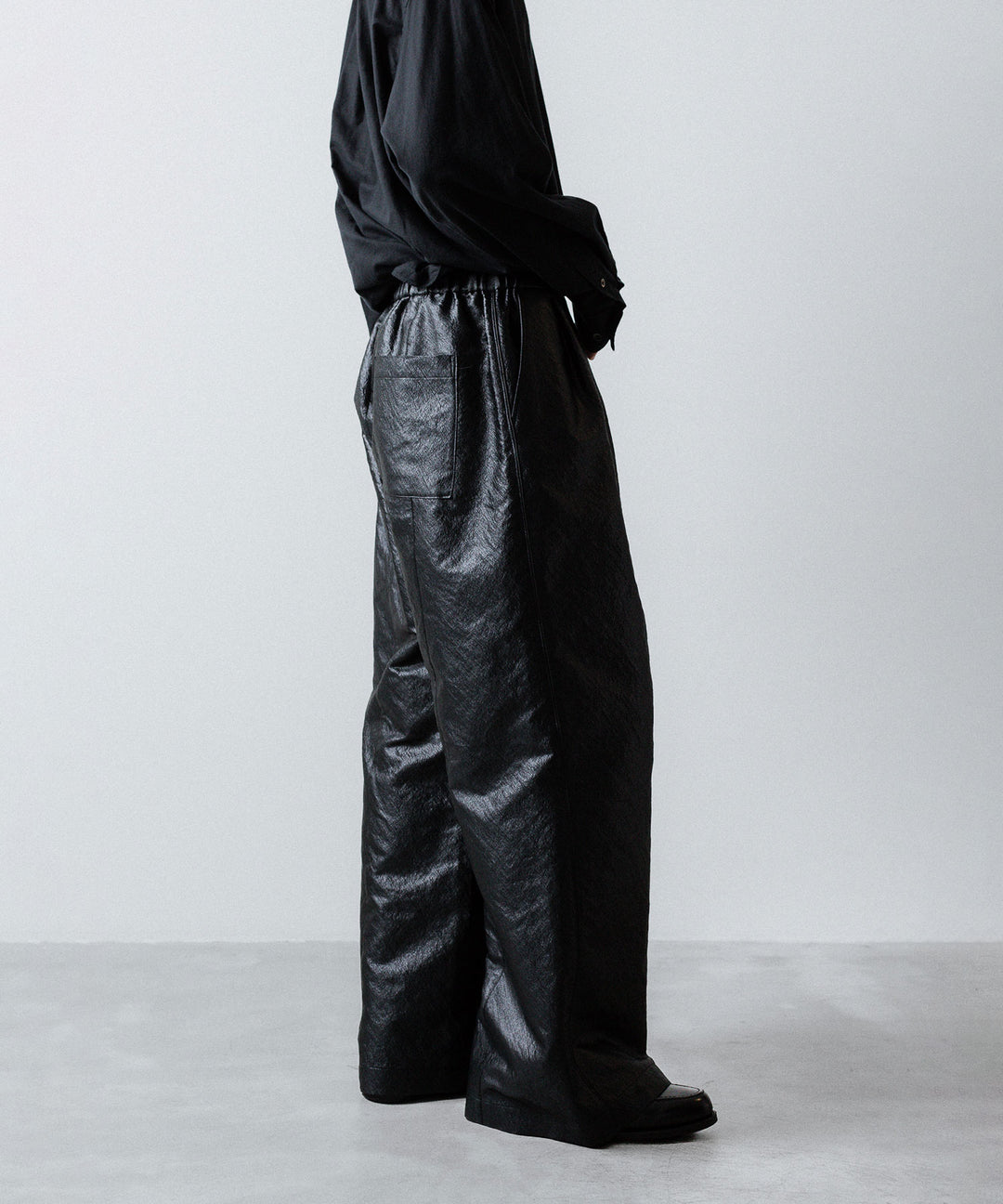 ANTHEM A-アンセムエーのLEATHER LIKE 2TUCK WIDE PANTSのBLACK公式通販サイトsession福岡セレクトショップ