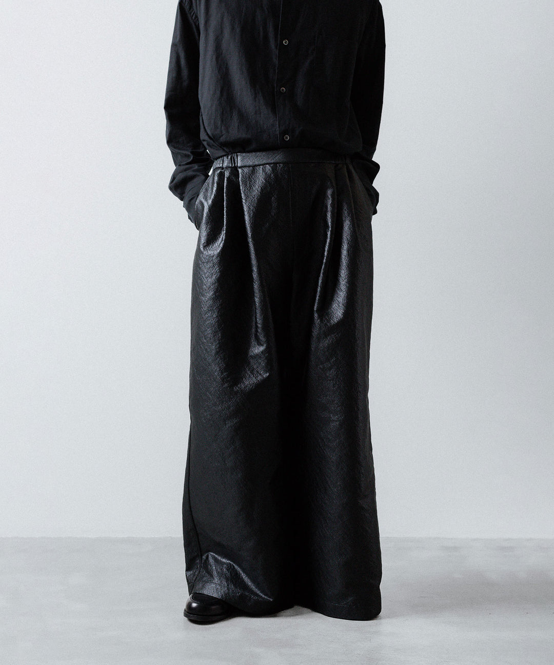 ANTHEM A-アンセムエーのLEATHER LIKE 2TUCK WIDE PANTSのBLACK公式通販サイトsession福岡セレクトショップ