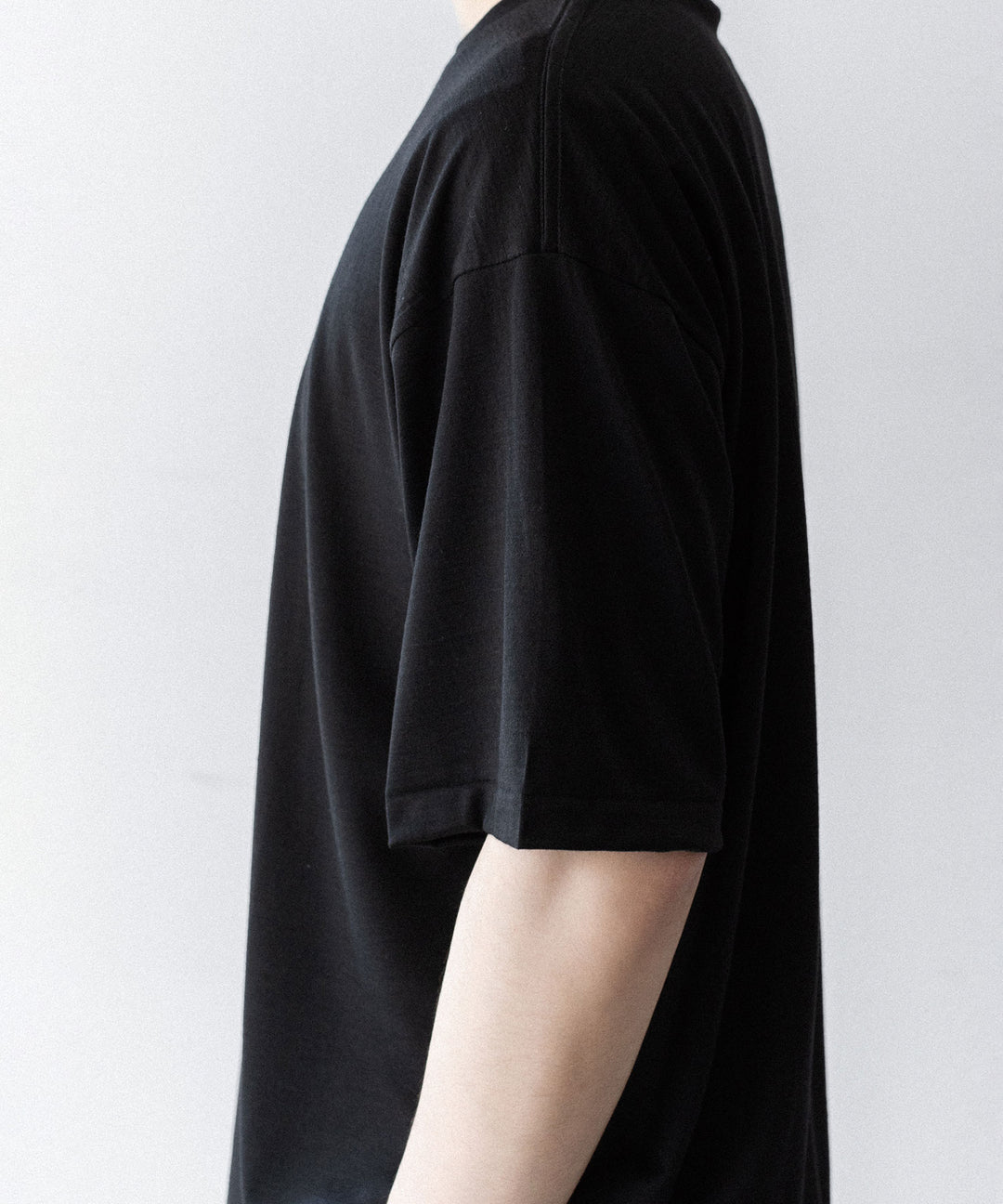 【INTÉRIM】    EXTRA FINE MERINO WOOL JERSEY S/S TEE - BLACK