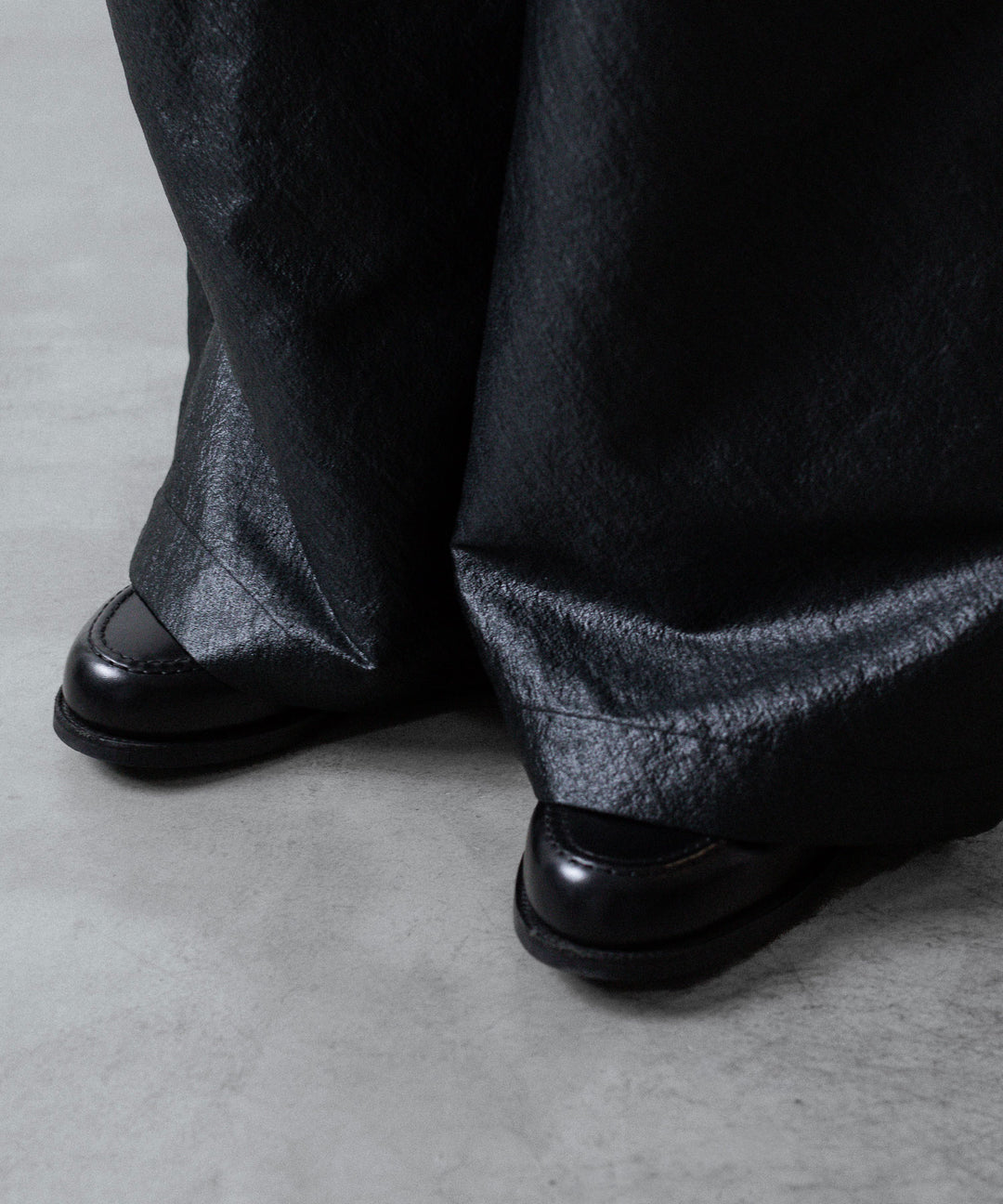 ANTHEM A-アンセムエーのLEATHER LIKE 2TUCK WIDE PANTSのBLACK公式通販サイトsession福岡セレクトショップ