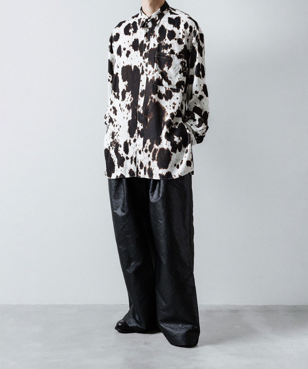 ANTHEM A-アンセムエーのLEATHER LIKE 2TUCK WIDE PANTSのBLACK公式通販サイトsession福岡セレクトショップ