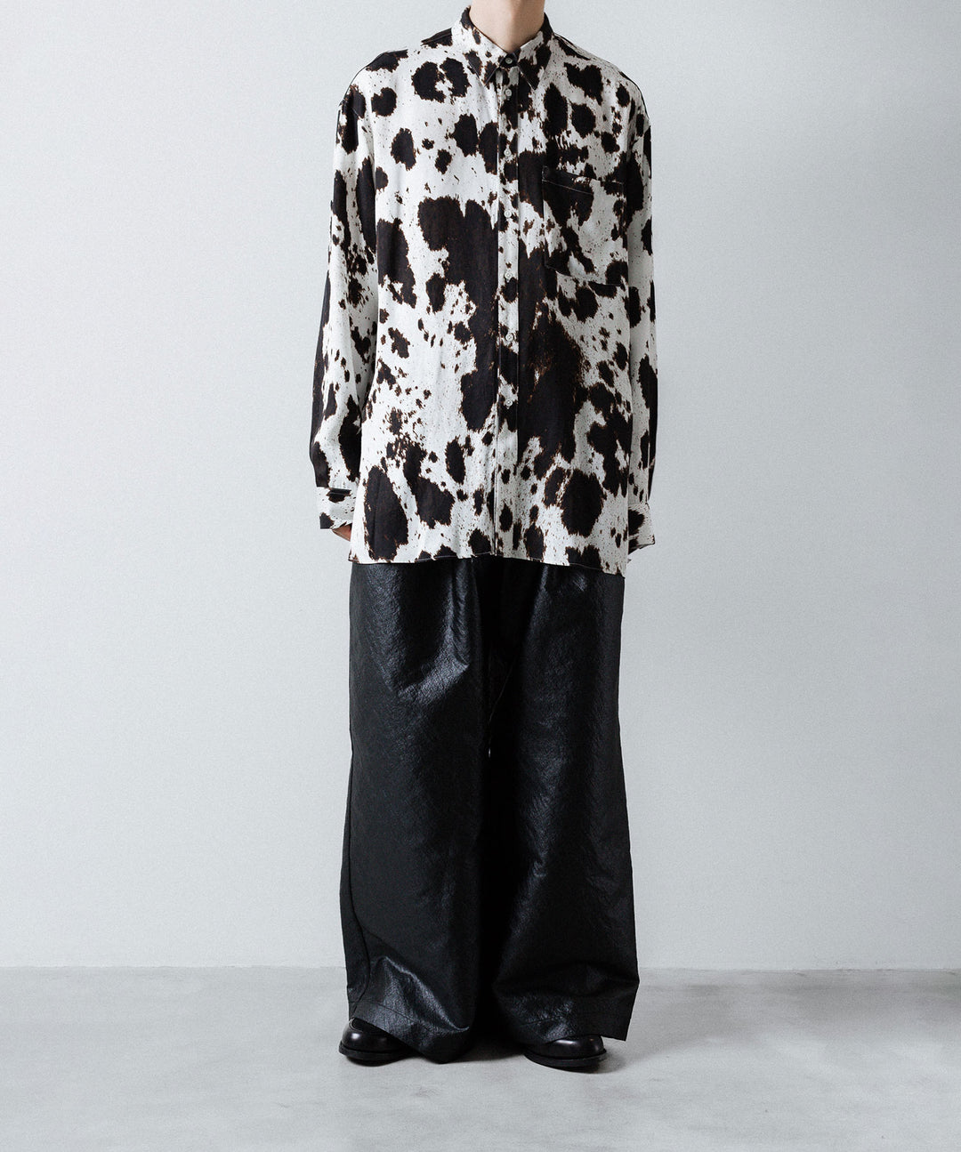ANTHEM A-アンセムエーのLEATHER LIKE 2TUCK WIDE PANTSのBLACK公式通販サイトsession福岡セレクトショップ