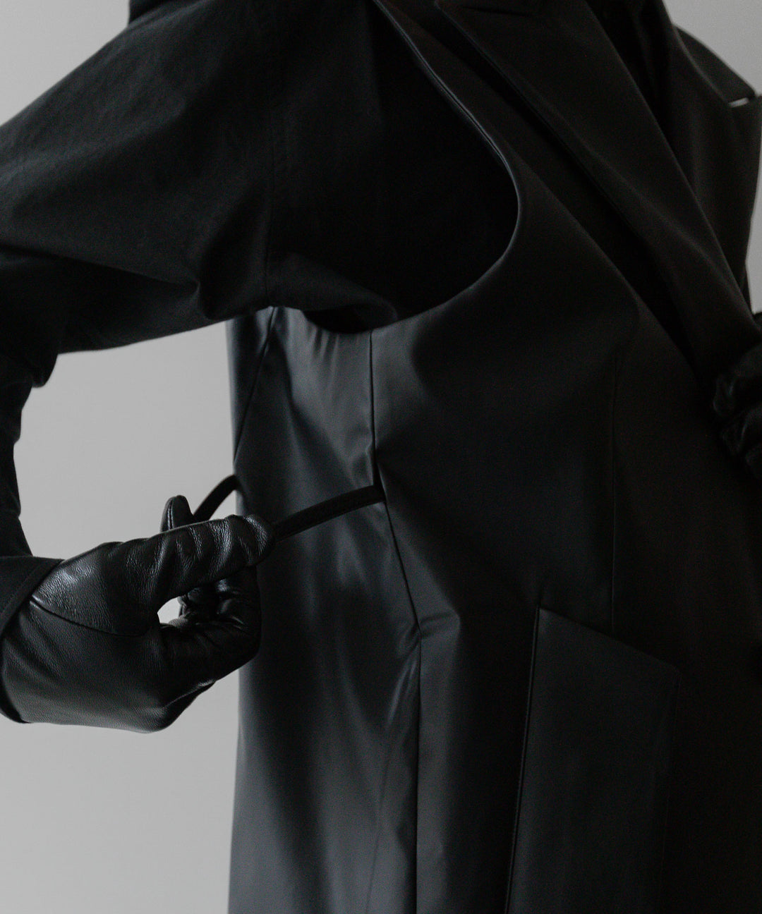 stein(シュタイン)の24SSコレクションNO SLEEVE LONG COATのBLACK (COATING)
