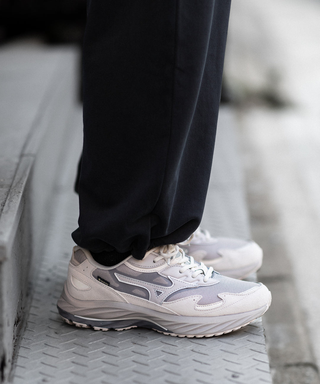 MIZUNO-ミズノのスニーカー WAVE RIDER β GTXのGREY×GREY×LIGHT GREY 公式通販サイトsession福岡セレクトショップ
