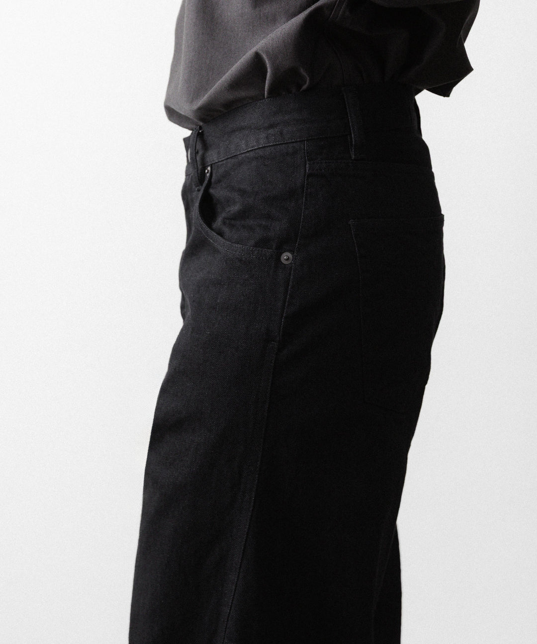 【ANTHEM A】TWIST LINE STRAIGHT JEANS - BLACK