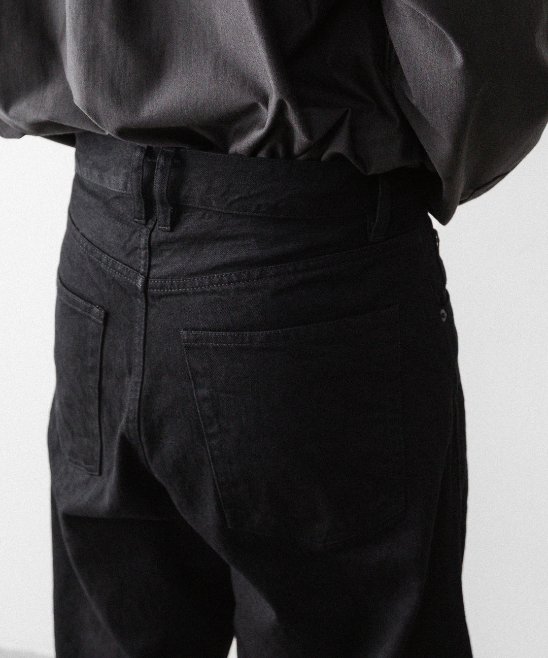 【ANTHEM A】TWIST LINE STRAIGHT JEANS - BLACK