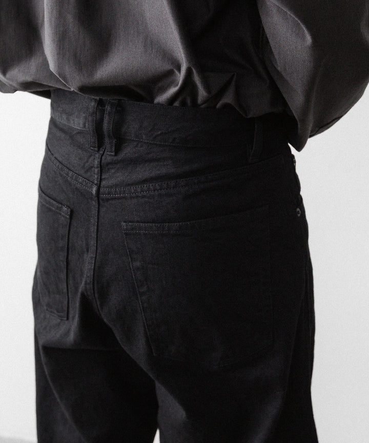 【ANTHEM A】TWIST LINE STRAIGHT JEANS - BLACK