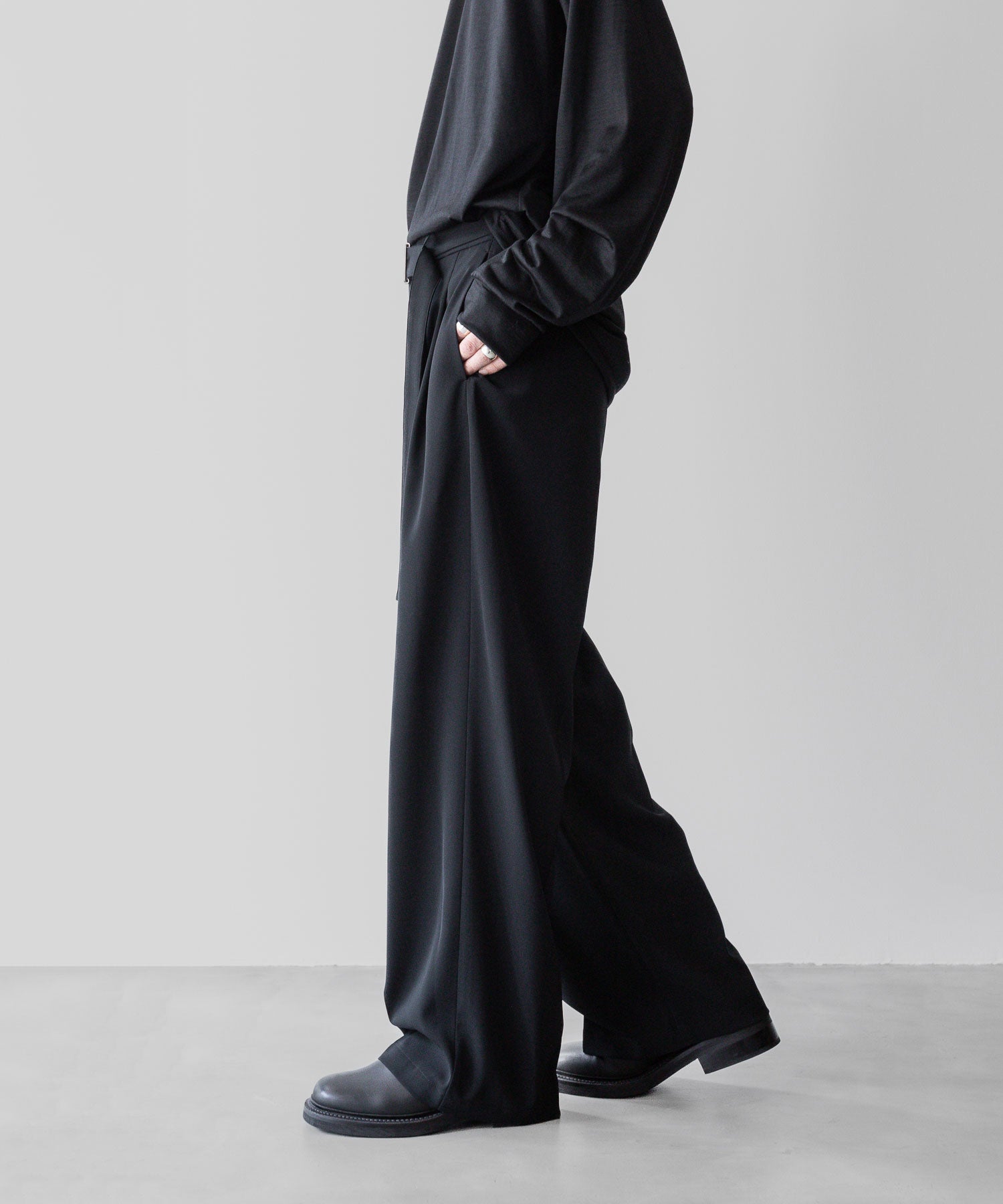 ATTACHMENT アタッチメントのSORIBIA TWILL BELTED WIDE TROUSERS-BLACKの公式通販サイトsession福岡セレクトショップ