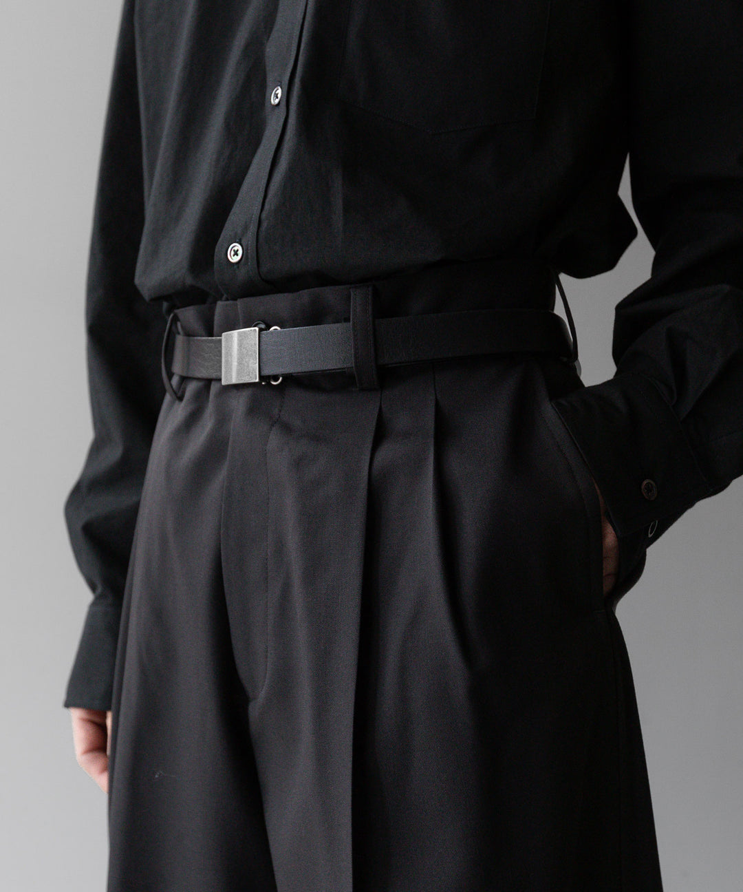 stein(シュタイン)の24SSコレクションLONG WIDE TROUSERS のDARK CHARCOAL