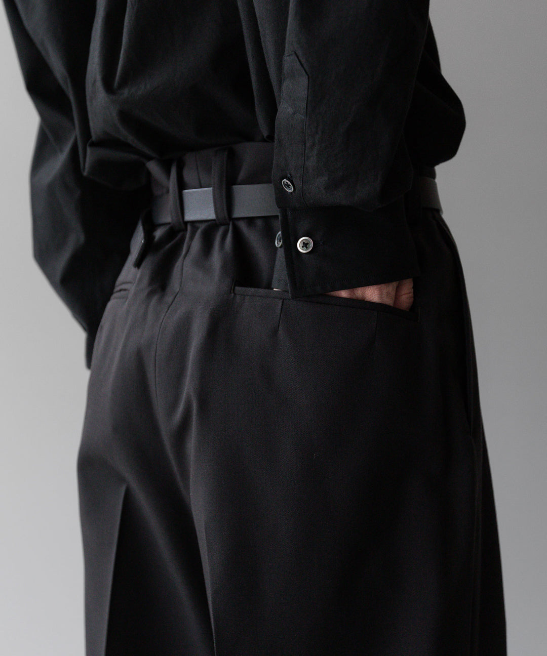 stein(シュタイン)の24SSコレクションLONG WIDE TROUSERS のDARK CHARCOAL