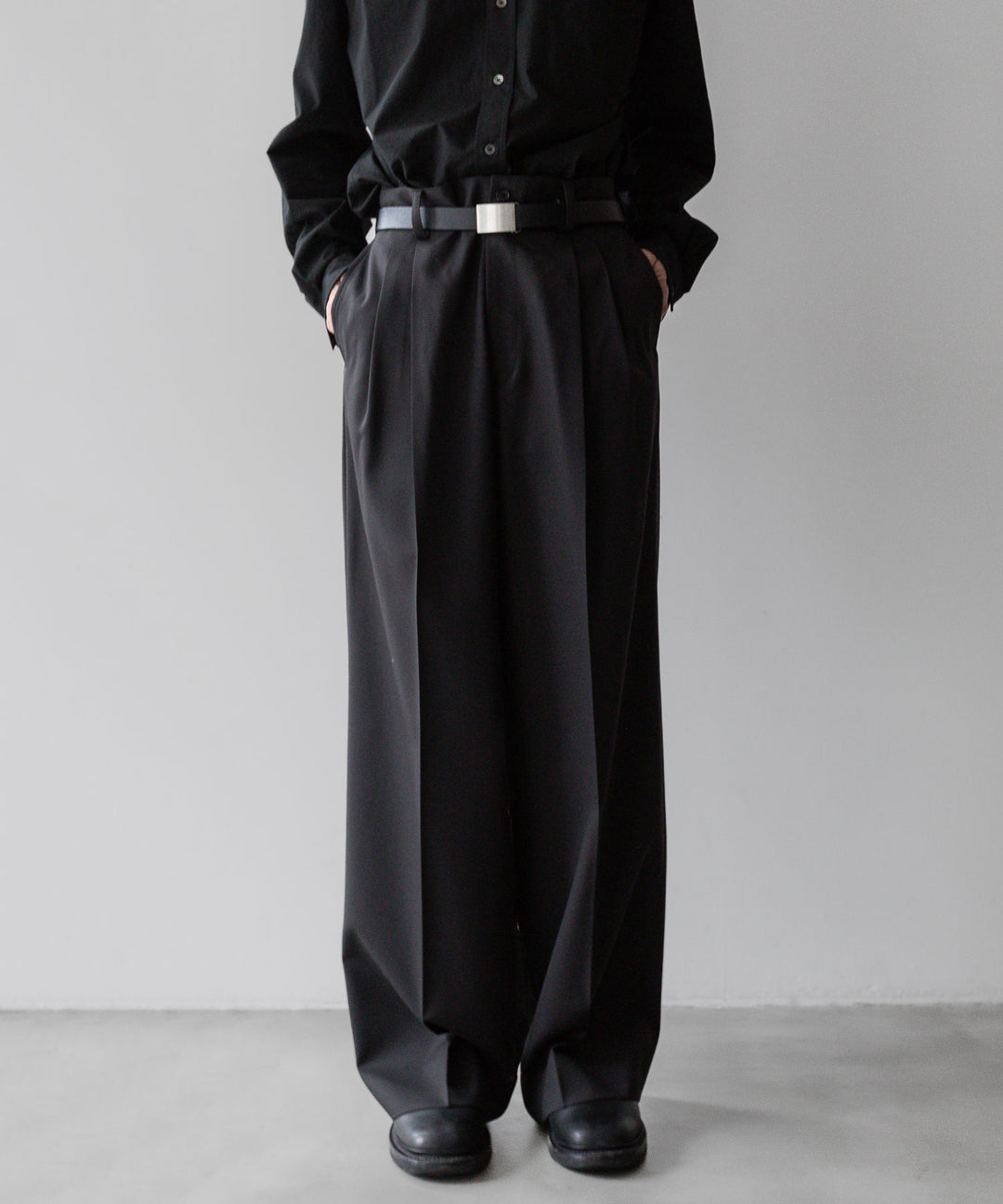 stein(シュタイン)の24SSコレクションLONG WIDE TROUSERS のDARK CHARCOAL