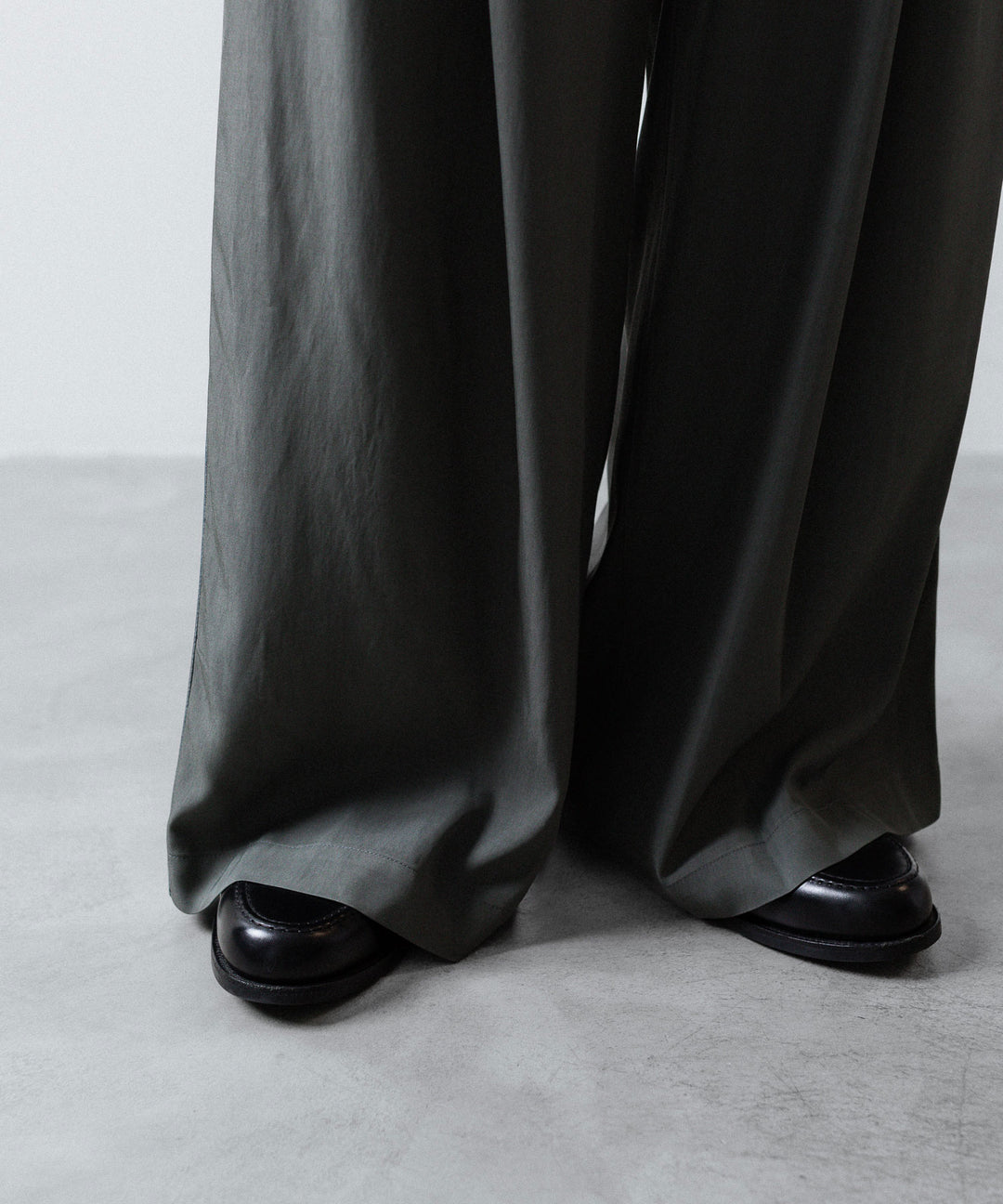 ANTHEM A-アンセムエーのSILKY VISCOSE 2TUCK FLARE EASY PANTSのGRAY公式通販サイトsession福岡セレクトショップ