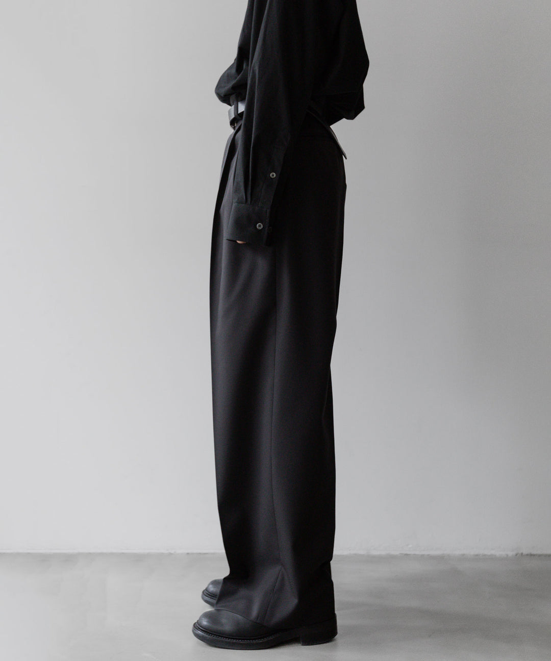 stein(シュタイン)の24SSコレクションLONG WIDE TROUSERS のDARK CHARCOAL