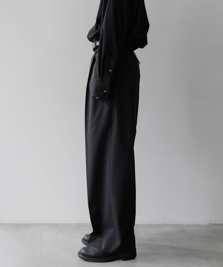 stein(シュタイン)の24SSコレクションLONG WIDE TROUSERS のDARK CHARCOAL