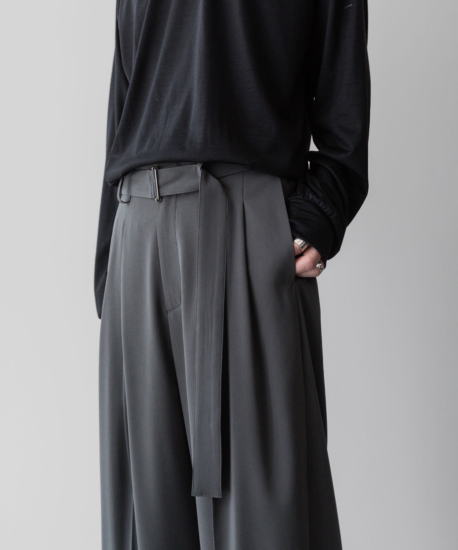 ATTACHMENT アタッチメント LIMITEDのSORIBIA TWILL BELTED WIDE TROUSERS - D.GRAYの公式通販サイトsession福岡セレクトショップ