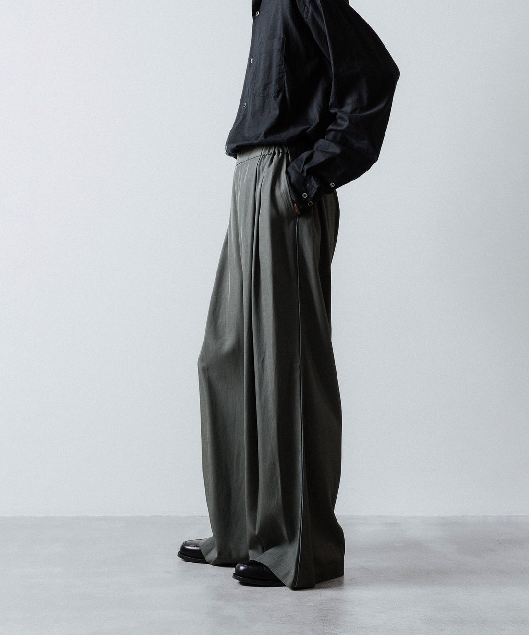 ANTHEM A-アンセムエーのSILKY VISCOSE 2TUCK FLARE EASY PANTSのGRAY公式通販サイトsession福岡セレクトショップ