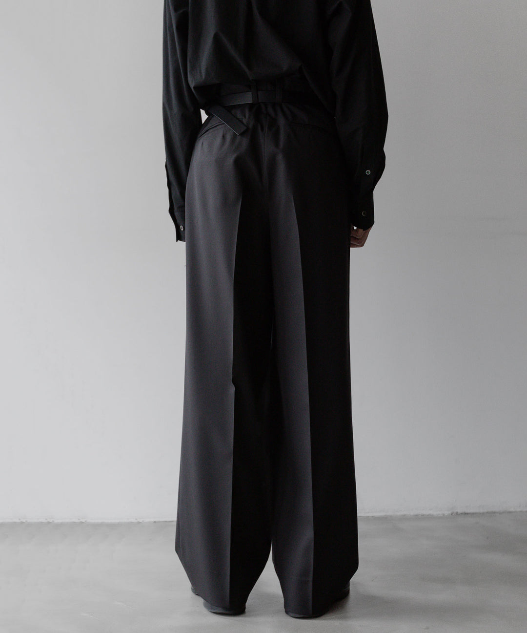 stein(シュタイン)の24SSコレクションLONG WIDE TROUSERS のDARK CHARCOAL