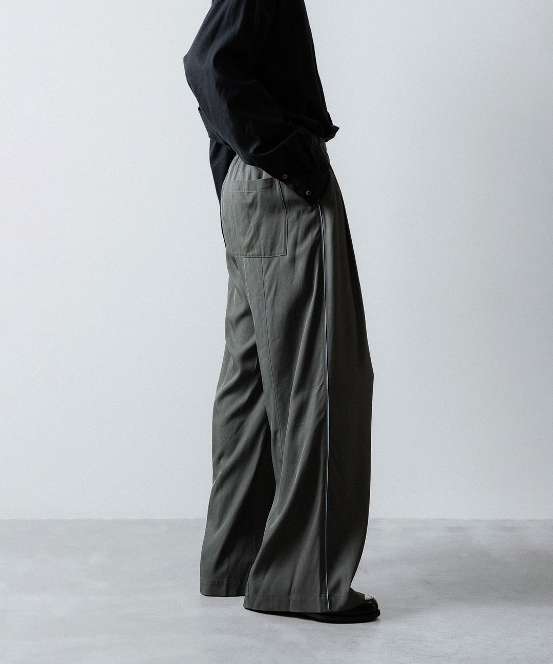 ANTHEM A-アンセムエーのSILKY VISCOSE 2TUCK FLARE EASY PANTSのGRAY公式通販サイトsession福岡セレクトショップ