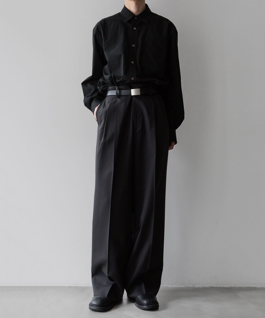stein(シュタイン)の24SSコレクションLONG WIDE TROUSERS のDARK CHARCOAL
