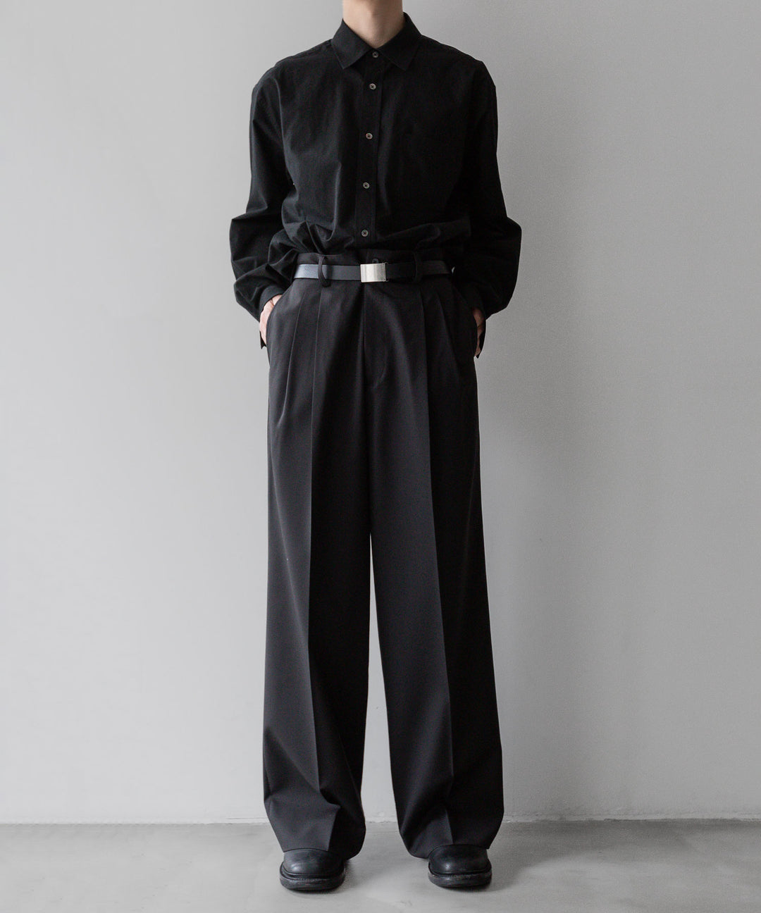 stein(シュタイン)の24SSコレクションLONG WIDE TROUSERS のDARK CHARCOAL