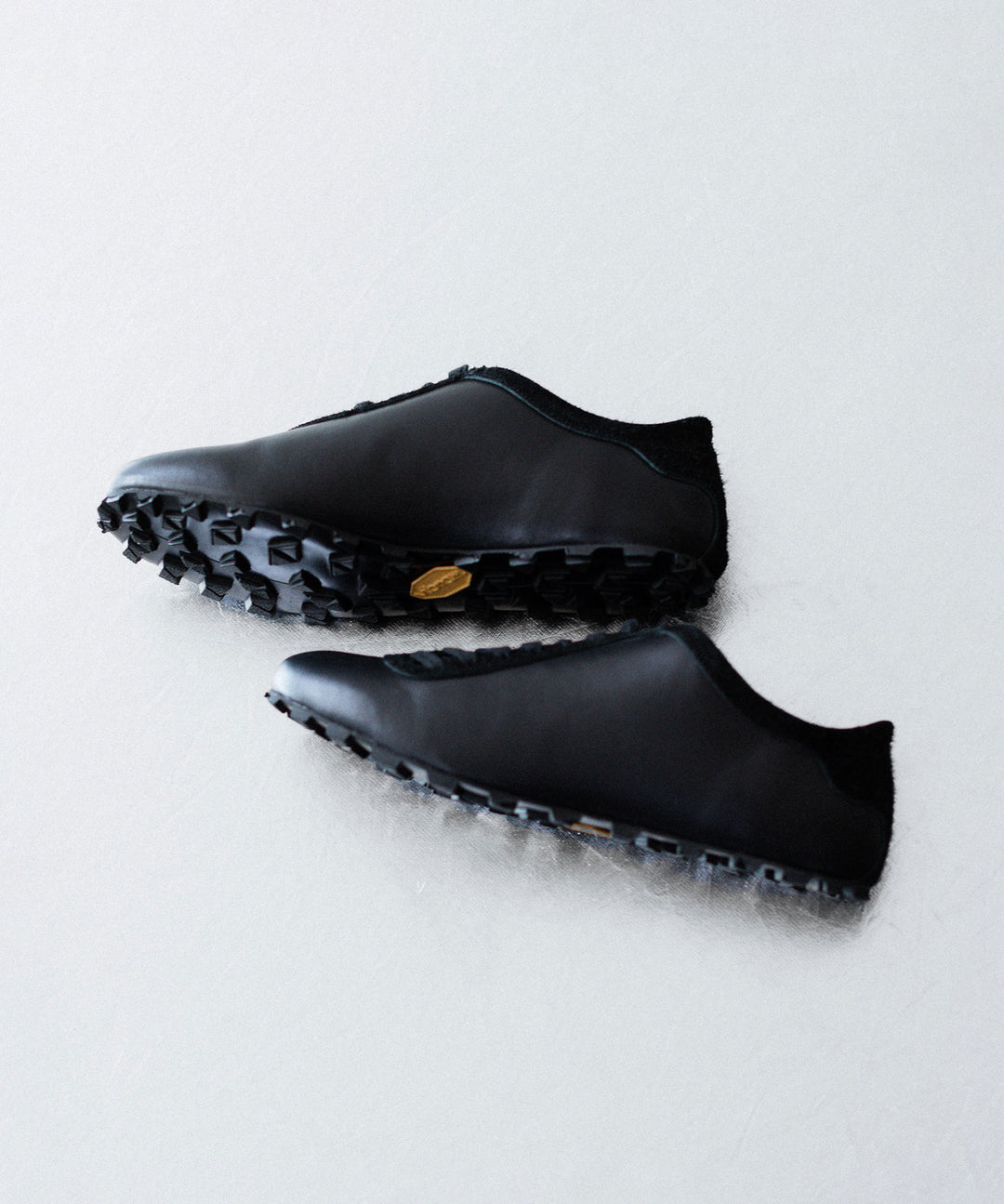 【 SINE &amp; COSINE 】JOHAN / SNEAKER VIBRAM ZEGAMA - WASHED COW / BRUSHED SUEDE BLACK