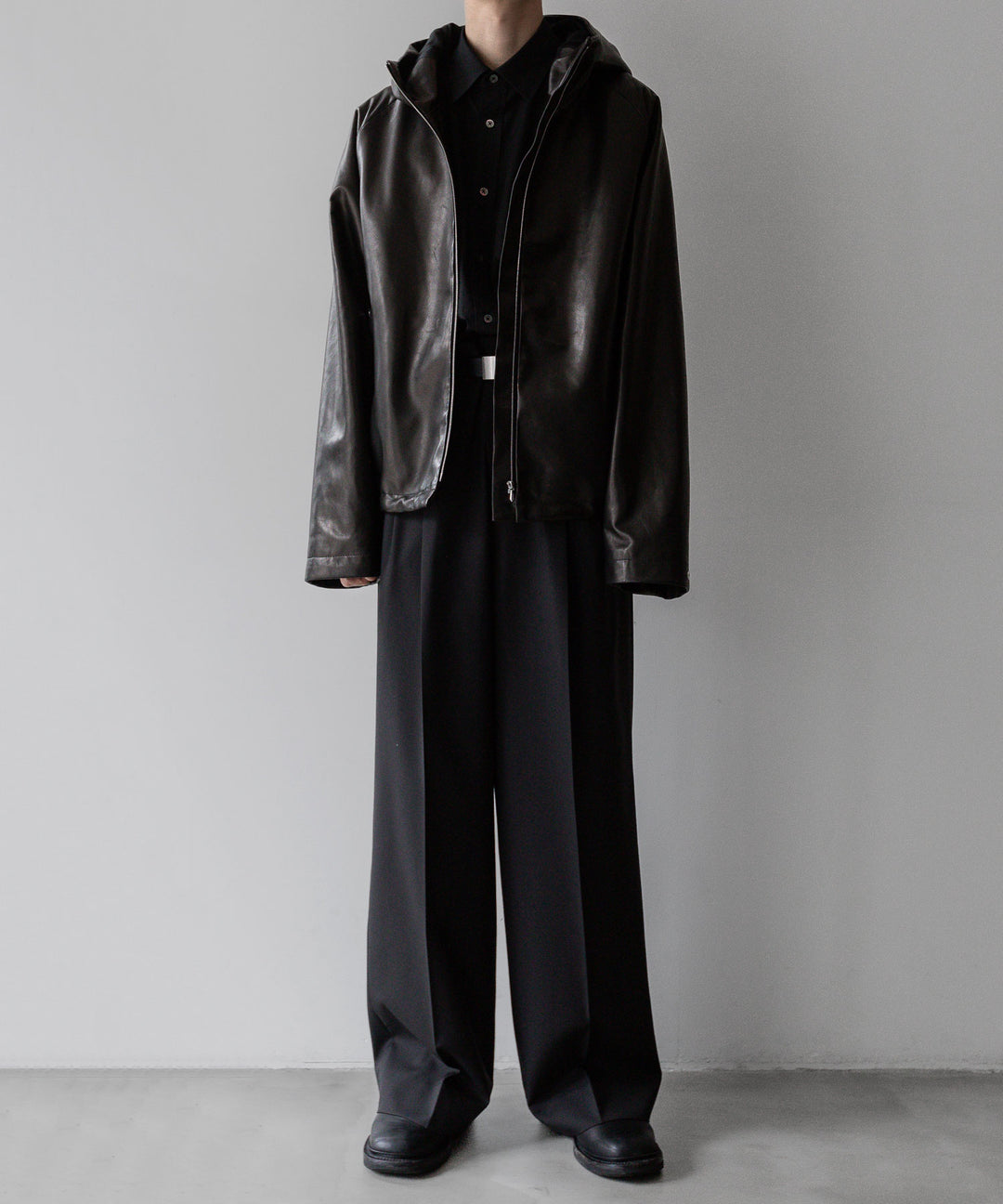 stein(シュタイン)の24SSコレクションLONG WIDE TROUSERS のDARK CHARCOAL