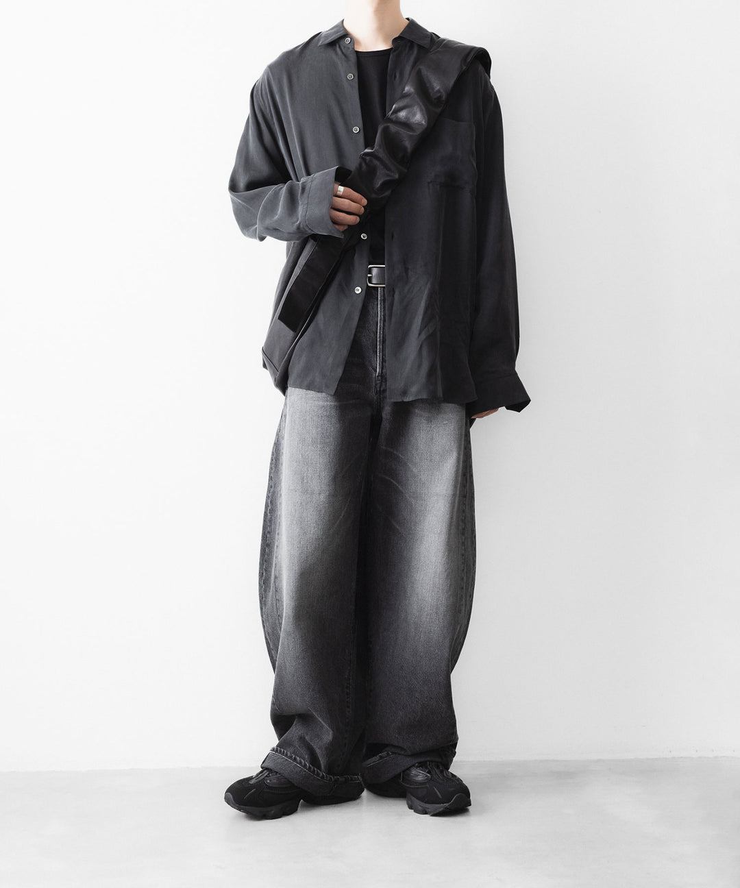 ssstein(シュタイン)のGOAT LEATHER SHIRRING HANDLE SHOULDER BAG - BLACKの公式通販サイトsession福岡セレクトショップ