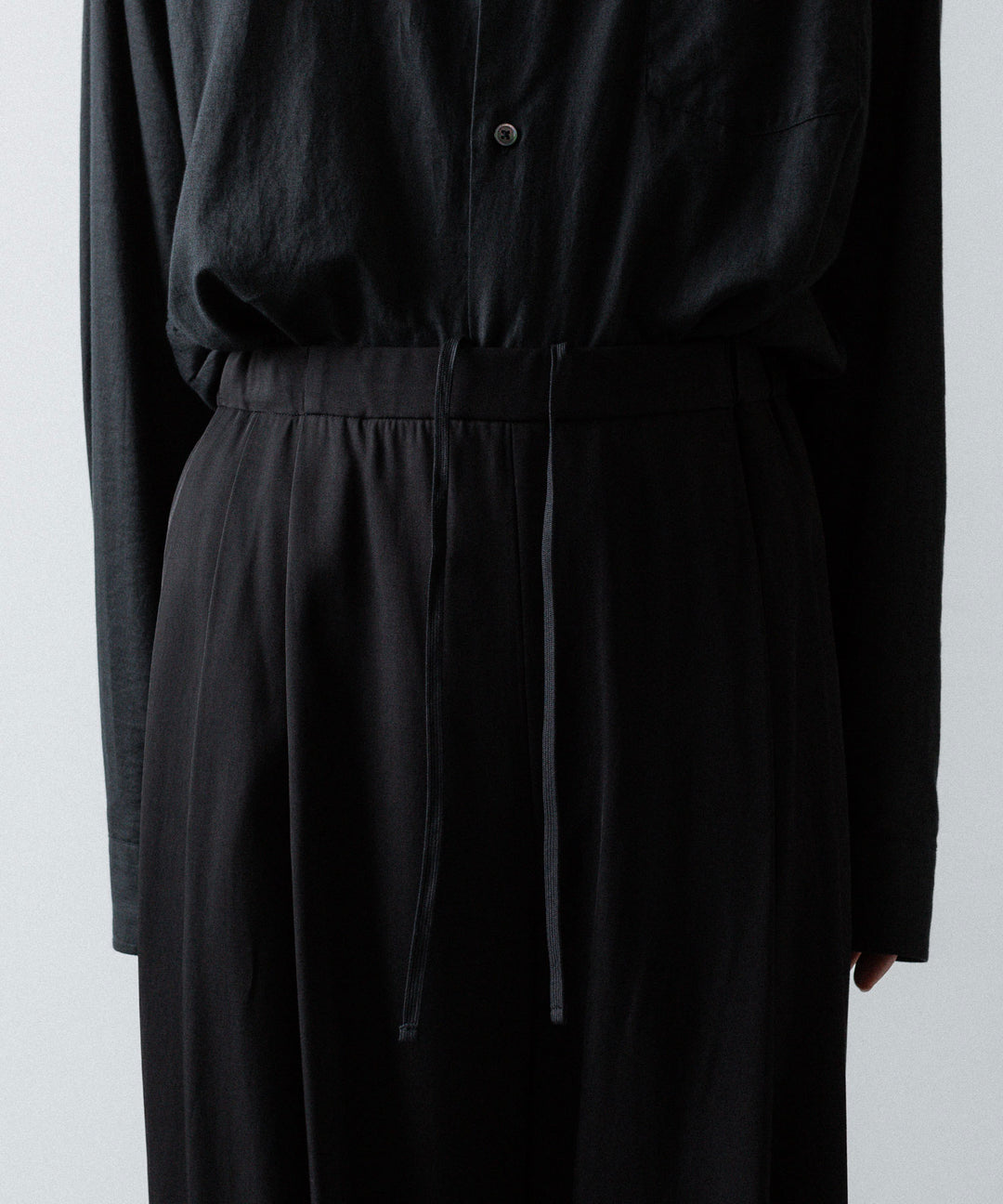 ANTHEM A-アンセムエーのSILKY VISCOSE 2TUCK FLARE EASY PANTSのBLACK 公式通販サイトsession福岡セレクトショップ