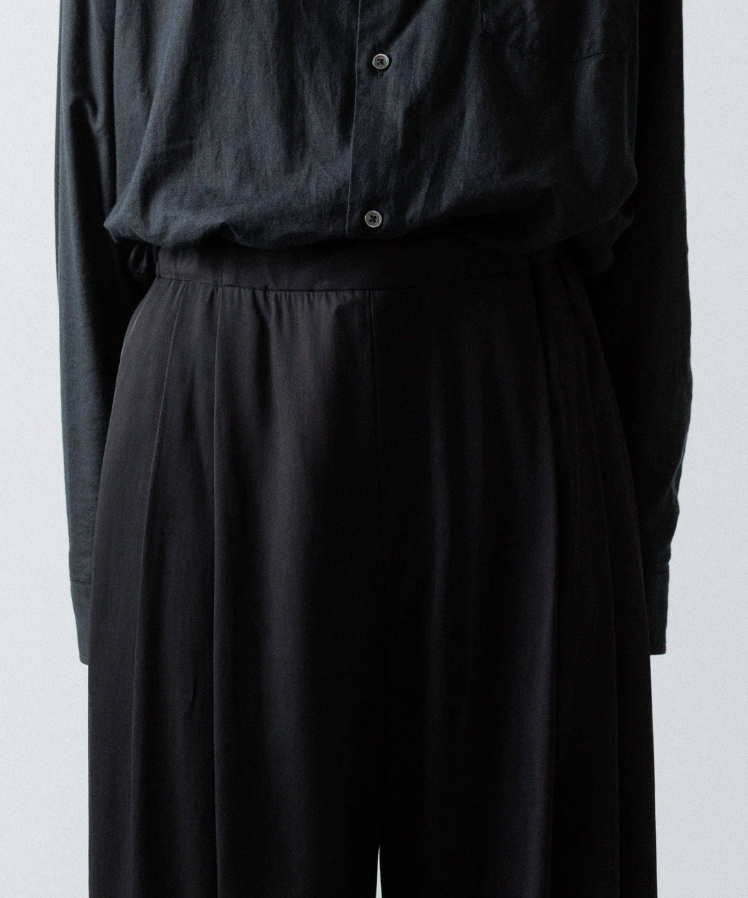 ANTHEM A-アンセムエーのSILKY VISCOSE 2TUCK FLARE EASY PANTSのBLACK 公式通販サイトsession福岡セレクトショップ