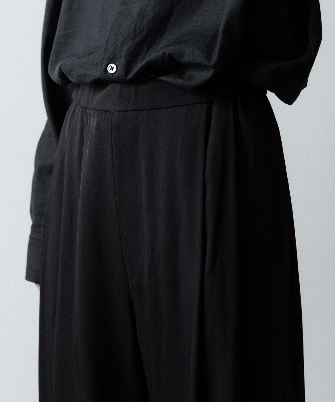 ANTHEM A-アンセムエーのSILKY VISCOSE 2TUCK FLARE EASY PANTSのBLACK 公式通販サイトsession福岡セレクトショップ