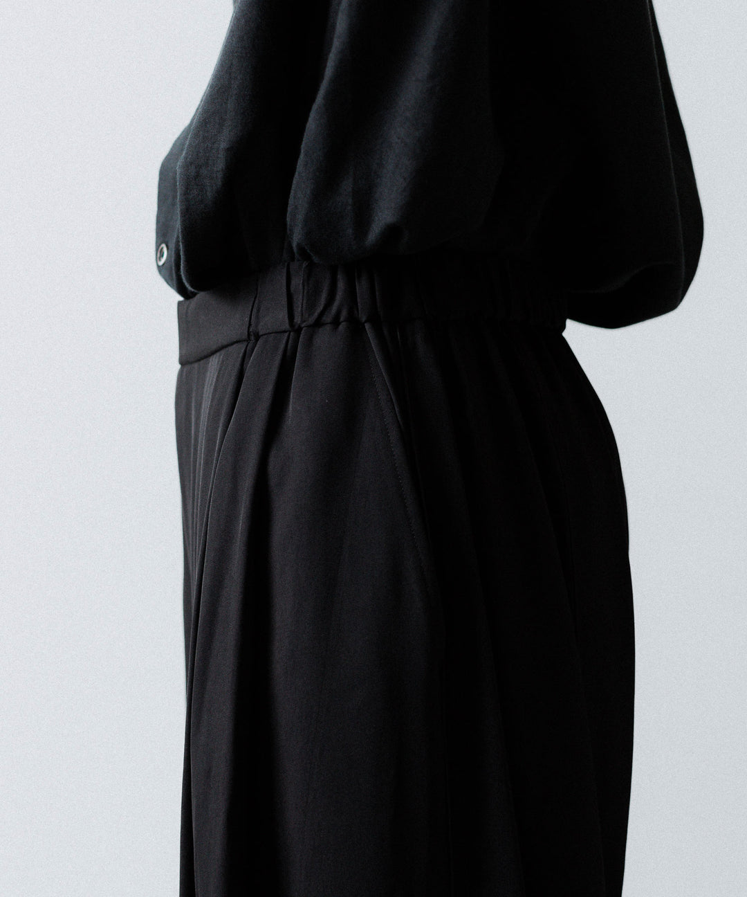 ANTHEM A-アンセムエーのSILKY VISCOSE 2TUCK FLARE EASY PANTSのBLACK 公式通販サイトsession福岡セレクトショップ